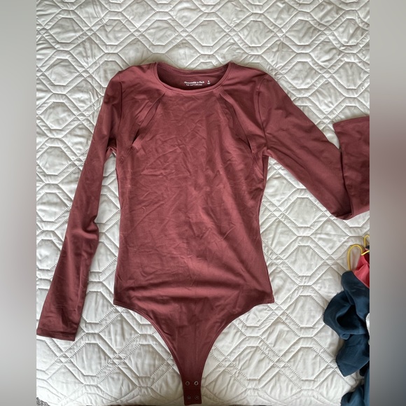 Like New Women’s Small Abercrombie & Fitch Seamless Ribbed Cutout Bodysuit Wine - Picture 1 of 13
